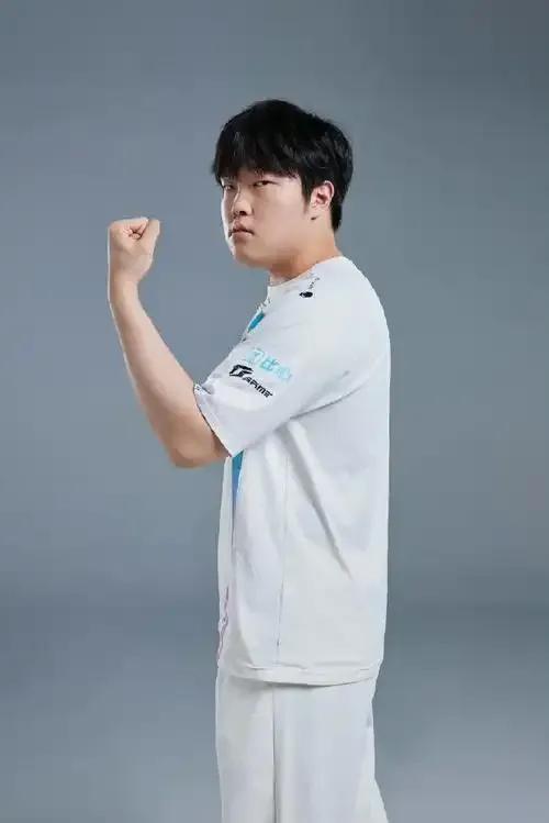 爱游戏体育-Rookie在中国队比赛中反败为胜，刷新纪录引发热议！引发球迷热议的简单介绍