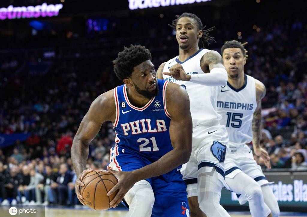 爱游戏体育-NBA总决赛倒计时,孟菲斯灰熊窗口期迎来里程碑,细节引发关注,气氛紧张,年轻球员得到机会(勇士vs灰熊全场回放免费观看)