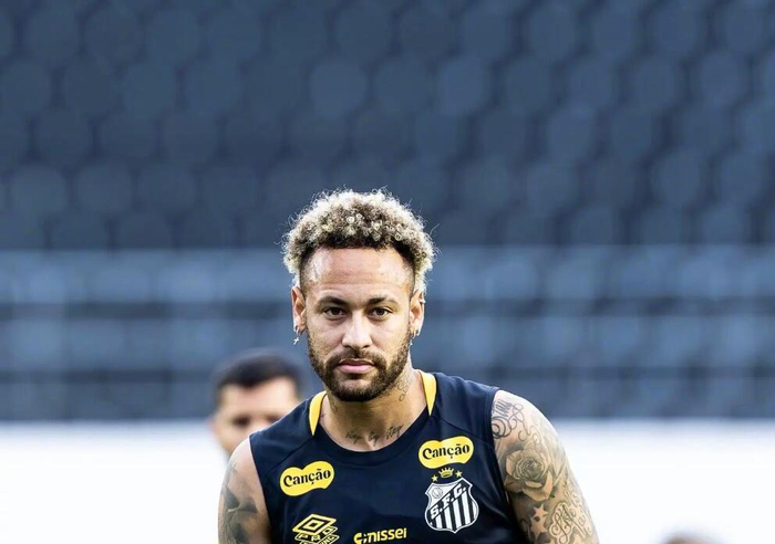 AYX-内马尔连续二十场比赛得分超过惊险取胜，西班牙队挑战极限！的简单介绍